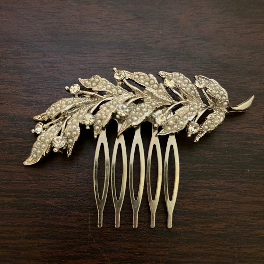 Silver and rhinestone leaf hair piece.